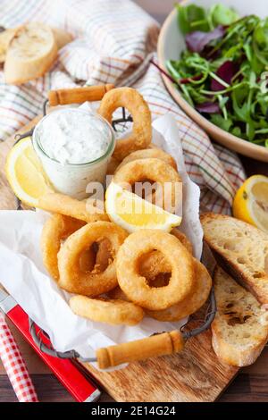 Knusprig Gebratene Calamari-Ringe Stockfoto