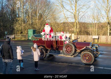 Santa Claus besucht das Beamish Museum in einem Armstrong Whitworth Replik Auto, Co. Durham, England, Großbritannien Stockfoto