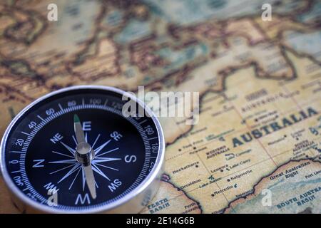 Kompass im Hintergrund, alte Weltkarte, Vintage-Stil, Geo-Navigation Konzept. Stockfoto