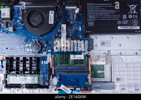 Das Innere eines alten Laptops, Schmutz und alles. Stockfoto