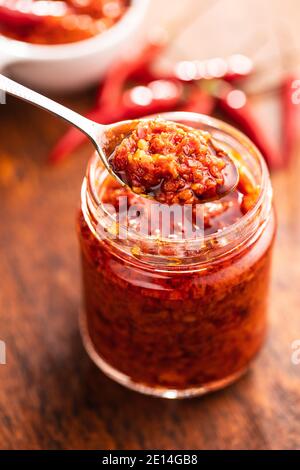 Rote Chili-Paste auf Löffel. Stockfoto