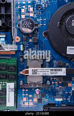 Das Innere eines alten Laptops, Schmutz und alles. Stockfoto
