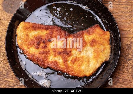 Schnitzel in EINER Pfanne Stockfoto