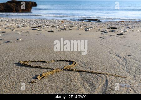Herzform in den Sand am Strand gezogen Stockfoto