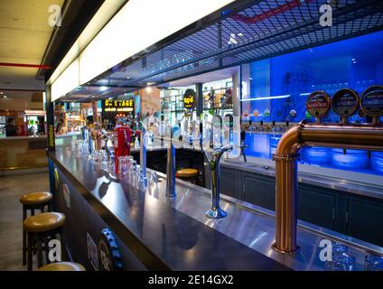 Mojo Market- Cape Town, South Africa - 16/12/2020 trendige und bunte Bar im Mojo Market. Bierzapfen und ein leuchtendes neonblaues Fenster hinter der Bar Stockfoto
