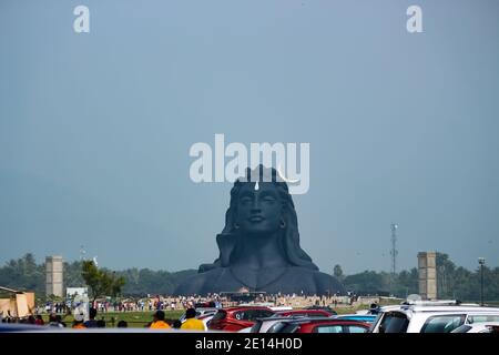 COIMBATORE, INDIEN - 26. DEZEMBER 2020: Adiyogi Shiva Statue - Menschen besuchen und beten Lord Shiva Statue in Isha Yoga. Redaktionelle Stock-Bilder Stockfoto