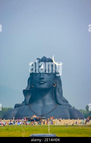 COIMBATORE, INDIEN - 26. DEZEMBER 2020: Adiyogi Shiva Statue - Menschen besuchen und beten Lord Shiva Statue in Isha Yoga. Redaktionelle Stock-Bilder Stockfoto