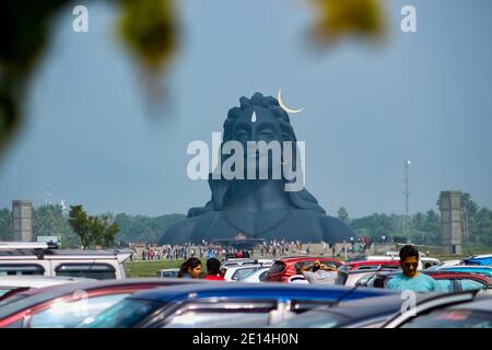 COIMBATORE, INDIEN - 26. DEZEMBER 2020: Adiyogi Shiva Statue - Menschen besuchen und beten Lord Shiva Statue in Isha Yoga. Redaktionelle Stock-Bilder Stockfoto