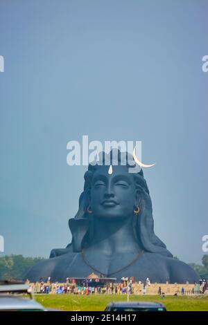 COIMBATORE, INDIEN - 26. DEZEMBER 2020: Adiyogi Shiva Statue - Menschen besuchen und beten Lord Shiva Statue in Isha Yoga. Redaktionelle Stock-Bilder Stockfoto