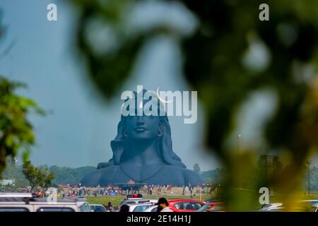 COIMBATORE, INDIEN - 26. DEZEMBER 2020: Adiyogi Shiva Statue - Menschen besuchen und beten Lord Shiva Statue in Isha Yoga. Redaktionelle Stock-Bilder Stockfoto