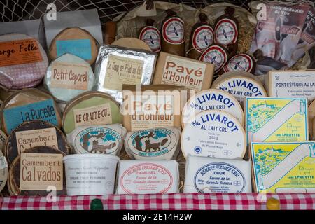 Honfleur Normandie 4. Mai 2013 : EINE Auswahl an Käse in einem Honfleur Delikatessenessenan Stockfoto