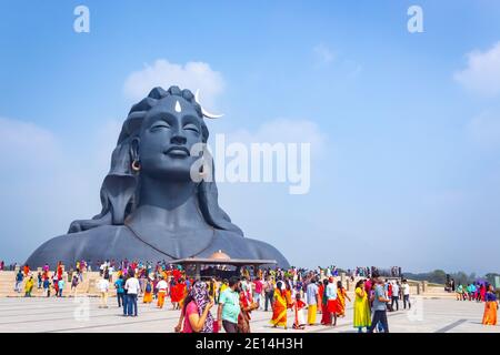 COIMBATORE, INDIEN - 26. DEZEMBER 2020: Adiyogi Shiva Statue - Menschen besuchen und beten Lord Shiva Statue in Isha Yoga. Redaktionelle Stock-Bilder Stockfoto