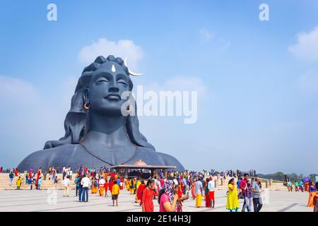 COIMBATORE, INDIEN - 26. DEZEMBER 2020: Adiyogi Shiva Statue - Menschen besuchen und beten Lord Shiva Statue in Isha Yoga. Redaktionelle Stock-Bilder Stockfoto