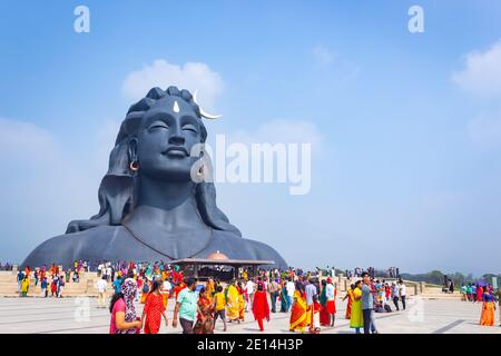 COIMBATORE, INDIEN - 26. DEZEMBER 2020: Adiyogi Shiva Statue - Menschen besuchen und beten Lord Shiva Statue in Isha Yoga. Redaktionelle Stock-Bilder Stockfoto