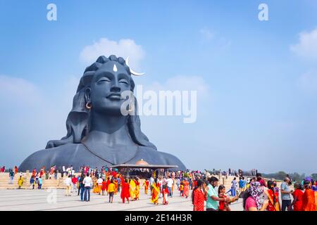 COIMBATORE, INDIEN - 26. DEZEMBER 2020: Adiyogi Shiva Statue - Menschen besuchen und beten Lord Shiva Statue in Isha Yoga. Redaktionelle Stock-Bilder Stockfoto