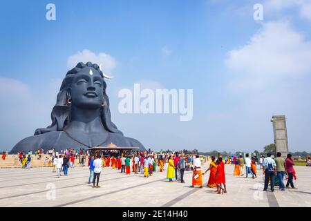 COIMBATORE, INDIEN - 26. DEZEMBER 2020: Adiyogi Shiva Statue - Menschen besuchen und beten Lord Shiva Statue in Isha Yoga. Redaktionelle Stock-Bilder Stockfoto