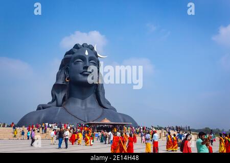 COIMBATORE, INDIEN - 26. DEZEMBER 2020: Adiyogi Shiva Statue - Menschen besuchen und beten Lord Shiva Statue in Isha Yoga. Redaktionelle Stock-Bilder Stockfoto