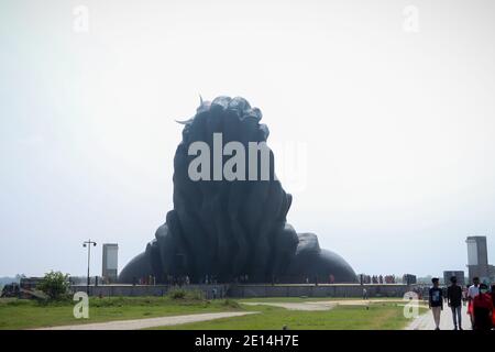 COIMBATORE, INDIEN - 26. DEZEMBER 2020: Adiyogi Shiva Statue - Menschen besuchen und beten Lord Shiva Statue in Isha Yoga. Redaktionelle Stock-Bilder Stockfoto