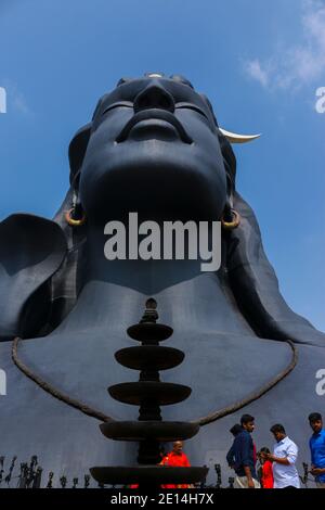 COIMBATORE, INDIEN - 26. DEZEMBER 2020: Adiyogi Shiva Statue - Menschen besuchen und beten Lord Shiva Statue in Isha Yoga. Redaktionelle Stock-Bilder Stockfoto