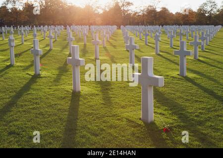 Der amerikanische Friedhof der Normandie ist ein Friedhof und ein Denkmal aus dem Zweiten Weltkrieg in Colleville-sur-Mer, Normandie, Frankreich, das amerikanische troo ehrt Stockfoto