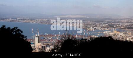 Panoramablick vom Mount Carmel auf den Hafen, Ladedocks mit Containerkranen, und den Hafen von Haifa, Israel Stockfoto