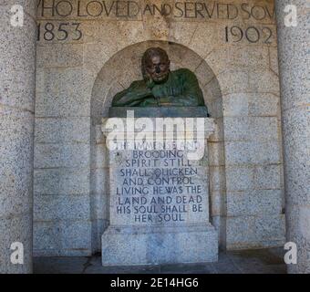 Rhodes Memorial- Kapstadt, Südafrika - 16/12/2020 Rusty, Green Cecil Rhodes Statue. 'Seine Seele soll ihre Seele sein' Zitat unten eingraviert. Stockfoto