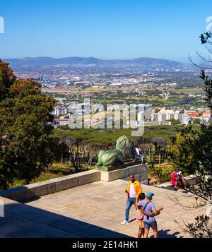 Rhodes Memorial - Kapstadt, Südafrika - 16/12/2020 Stairway of Rhodes Memorial. Beschäftigt mit Menschen kommen, um die Landschaft zu bewundern. Stockfoto