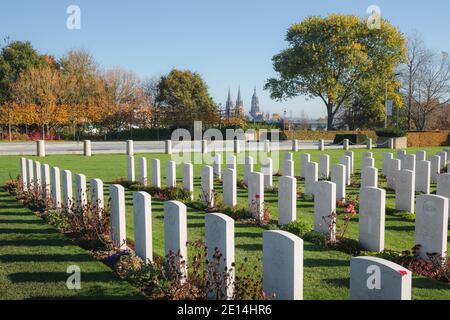 Der Bayeux-Kriegsfriedhof ist der größte Friedhof der Commonwealth-Soldaten im Zweiten Weltkrieg in Frankreich. Stockfoto