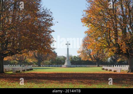 Der Bayeux-Kriegsfriedhof ist der größte Friedhof der Commonwealth-Soldaten im Zweiten Weltkrieg in Frankreich. Stockfoto