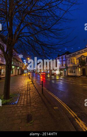 Pershore High Street nach Einbruch der Dunkelheit mit Weihnachtsschmuck, Worcestershire, England Stockfoto
