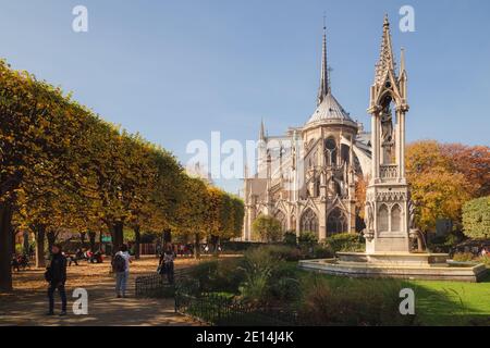 Eine Rückansicht der berühmten Kathedrale Notre Dame auf der Ile de la Cite in Paris, Frankreich an einem Herbstnachmittag. Stockfoto