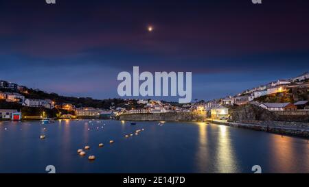 Monduntergang hinter dem Hafen von Mevagissey in Cornwall bei Sonnenaufgang Stockfoto