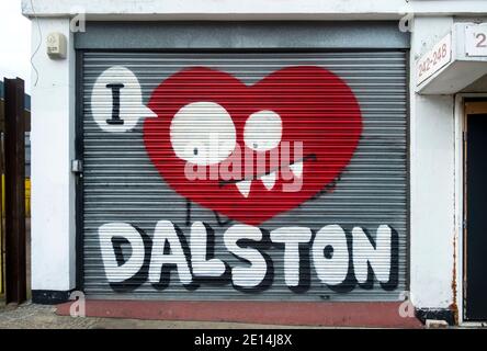 Hongkong, China: 16. Juli 2012. Street Art Dalston London. „I Love Dalston“-Gemälde auf Fensterläden im Londoner East End. Dalston liegt im Londoner Stadtteil Stockfoto