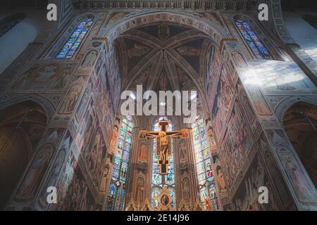 Die Kreuzigung im Altar der historischen Basilika Santa Croce in Florenz, Italien. Stockfoto