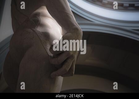 Florenz, Italien - Oktober 18 2015: Michelangelos meisterhafte David-Statue in der Accademia in Florenz, Italien. Dies ist ein Detail von Davids rechter Hand Klen Stockfoto