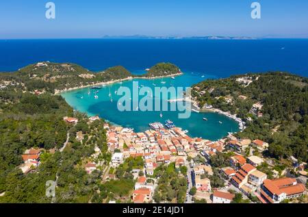 Luftaufnahme des Dorfes Lakka an der Nordküste von Paxos, Ionische Inseln, Griechenland Stockfoto