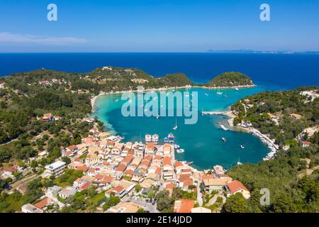 Luftaufnahme des Dorfes Lakka an der Nordküste von Paxos, Ionische Inseln, Griechenland Stockfoto