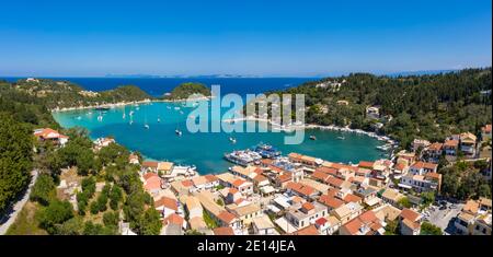 Luftaufnahme des Dorfes Lakka an der Nordküste von Paxos, Ionische Inseln, Griechenland Stockfoto