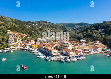 Luftaufnahme des Küstendorfes Lakka an der Nordküste von Paxos, Ionische Inseln, Griechenland Stockfoto