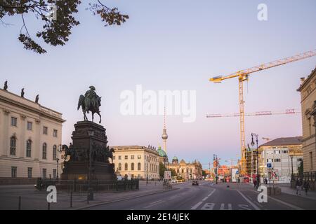 Blick auf die Reiterstatue Friedrichs des Großen entlang unter den Linden, die zum Berliner Dom und fernsehturm in Berlin führt Stockfoto