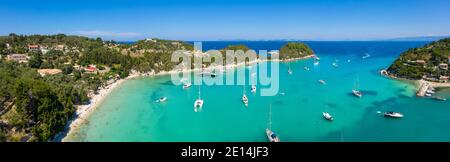 Luftaufnahme des Strandes von Paralia Lakka in der Nähe des Küstendorfes Lakka an der Nordküste von Paxos, Ionische Inseln, Griechenland Stockfoto