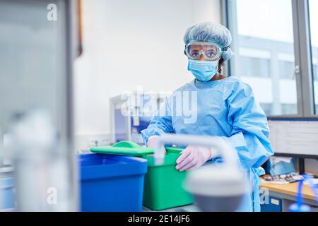 Afrikanische Frau arbeitet als Forscherin im Labor mit Schutzkleidung für Covid-19-Impfstoff gegen Coronavirus-Pandemie Stockfoto