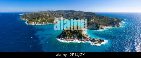 Luftaufnahme der Nordküste von Paxos, zeigt das Dorf Lakka, Ionische Inseln, Griechenland Stockfoto