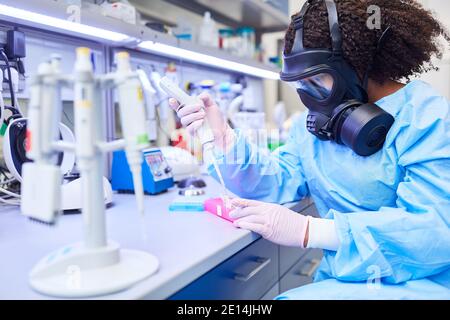 Forscherin arbeitet im Biotechnologielabor am Covid-19-Impfstoff Während einer Coronavirus-Pandemie Stockfoto