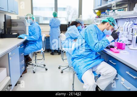 Ärzte im Labor analysieren Covid-19-Tests bei einem Coronavirus Pandemie Stockfoto