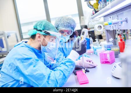 Zwei Forscher arbeiten im Labor gemeinsam an der Covid-19-Impfung In der Coronavirus-Pandemie Stockfoto