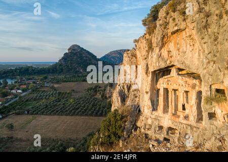 Luftaufnahme des Sonnenaufgangs auf einem alten lykischen Felsgrab in der Nähe der Stadt Dalyan, Provinz Muğla, Türkei Stockfoto