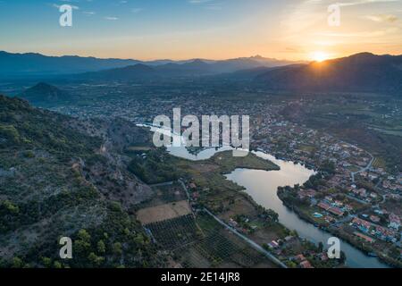 Luftaufnahme des Sonnenaufgangs über der Stadt Dalyan und dem Fluss Dalyan, Provinz Muğla, Türkei Stockfoto