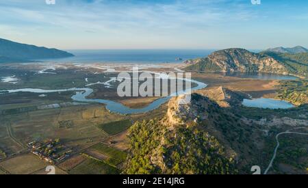 Luftaufnahme über die Feuchtgebiete in der Nähe der Stadt Dalyan, zeigt das antike Kaunos, Provinz Muğla, Türkei Stockfoto