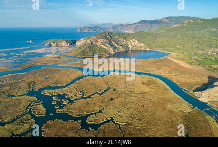 Luftaufnahme über küstennahen Feuchtgebieten bei Sonnenaufgang in der Nähe der Stadt Dalyan, Muğla, Türkei Stockfoto